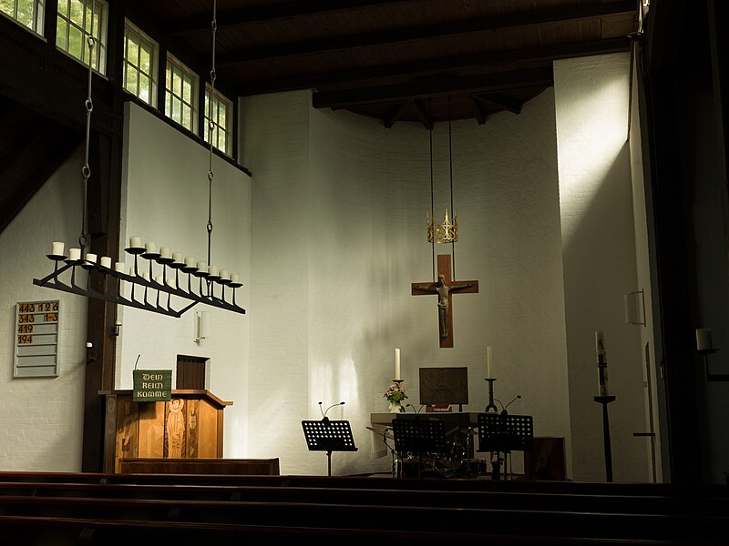 File:Christophorus-Kirche Hamburg-Hummelsbüttel Altarraum.jpg