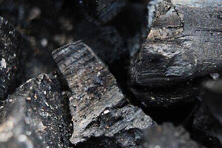 פחם שחור שצולם בעדשת מאקרו אשר מדגישה את הפרטים הקטנים שאינם נראים לעין. עדשת מקרו מבליטה את עומק השדה.