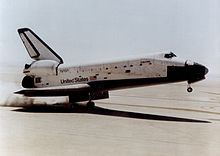la missione STS-1 atterra con John Young ai comandi.