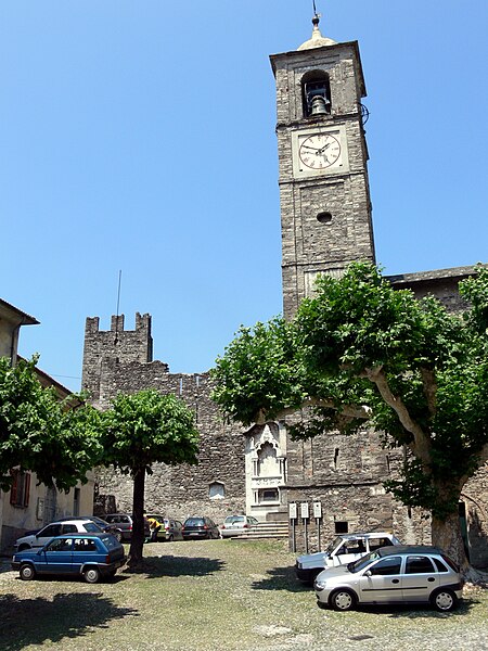 File:Corenno Plinio - Kirche und Burg.jpg