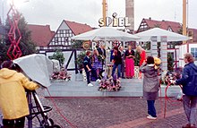 1. Juli 1989: „Spiel ohne Grenzen“ in Bad Salzuflen mit von links Jürgen von der Lippe (Wettpate Salzufler Team), Anne Eikmeier (Deutsche Blumenfee 1989, Bad Salzuflen), Heinz-Wilhelm Quentmeier (Bürgermeister Bad Salzufler), Michael Schanze (Moderator), Heinrich Wittmann (Bürgermeister Ankum), Anne Meyer zu Starten, Mary (von 'Mary & Gordy', Wettpate Ankumer Team)