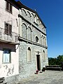 Facciata della chiesa dei Santi Ippolito e Cassiano di Dalli Sopra a Sillano, Toscana, Italia