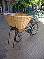 Transportfiets met grote mand in Buenos Aires