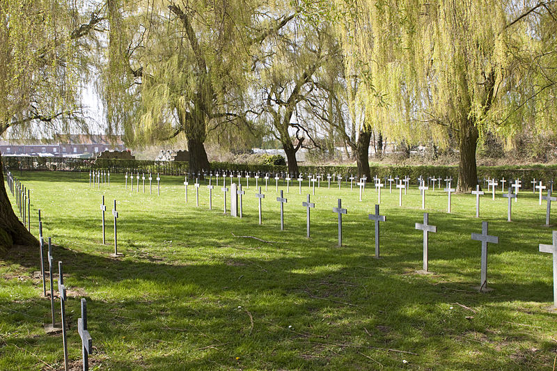 Bestand:Deutscher Soldatenfriedhof Pont-de-Nieppe 3.JPG