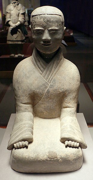 File:Dinastia qin, garzone inginocchiato, dal sito del mausoleo di xi'an, 221-206 ac.jpg