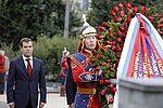 Rysslands president Dmitrij Medvedev nedlägger krans vid minnesmärke av Zjukov i Ulan Bator.