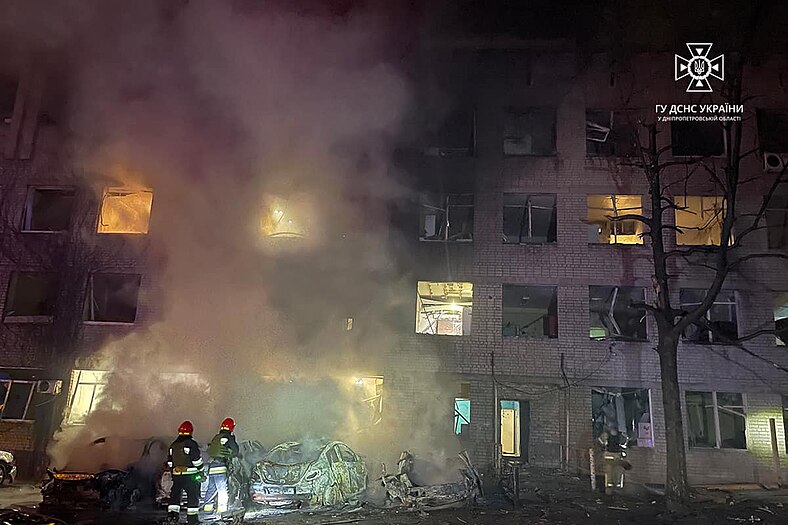 Общежитие в городе Днепр после российской атаки беспилотниками вечером 6 января 2024 года.