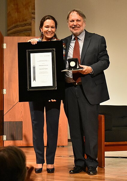 File:Dra. Lidia Camacho y Gerardo Tamez.jpg