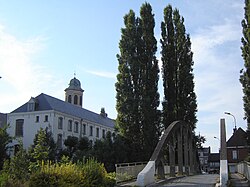 Näkymä Drongeniin, jossa on "Oude Abdij" (vanha luostari), Pyhän Gerulphin kirkon torni ja Pontbrug-silta Leien varren yli.