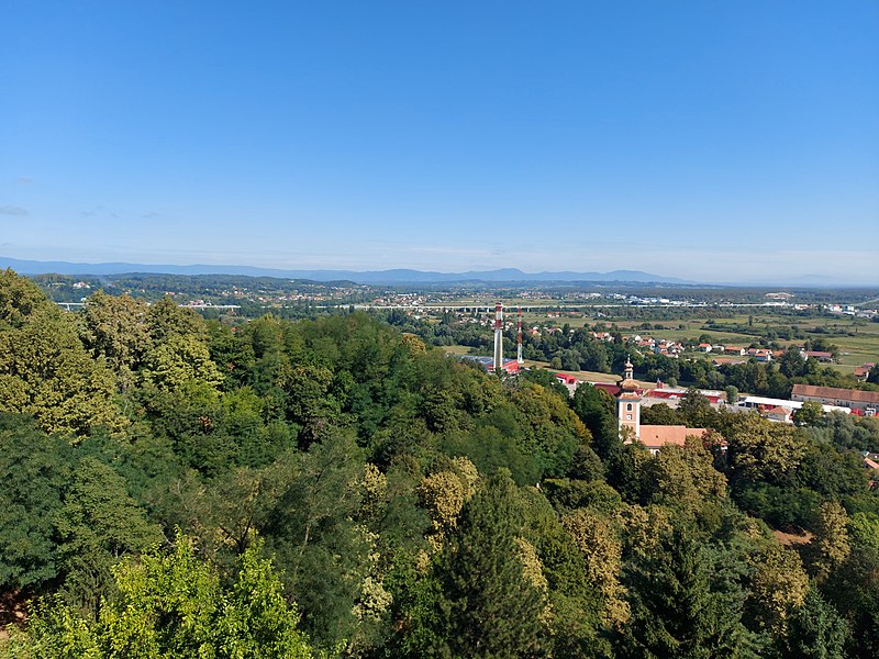 File:Dubovac, panorama Karlovca 105719.jpg