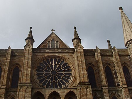 ไฟล์:Durham_cathedral_rose_window.jpg