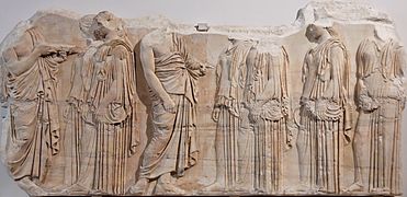 Frise située à l'est représentant six femmes et deux hommes