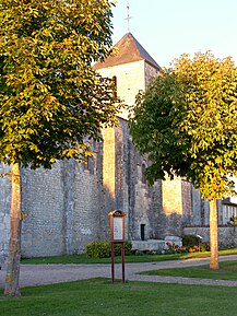 Eglise Saint-Sulpice de Montils (Charente-Maritime).jpg