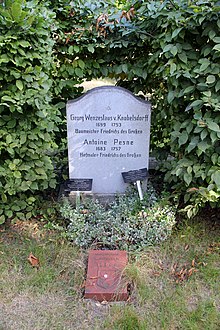 Ehrengrab Mehringdamm 21 (Kreuz) Knobelsdorff Pesne.jpg