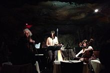 אנסמבל אפר וולקני המופיע במערות בוהמיה, בהנהגתו של ג'נל לפין
