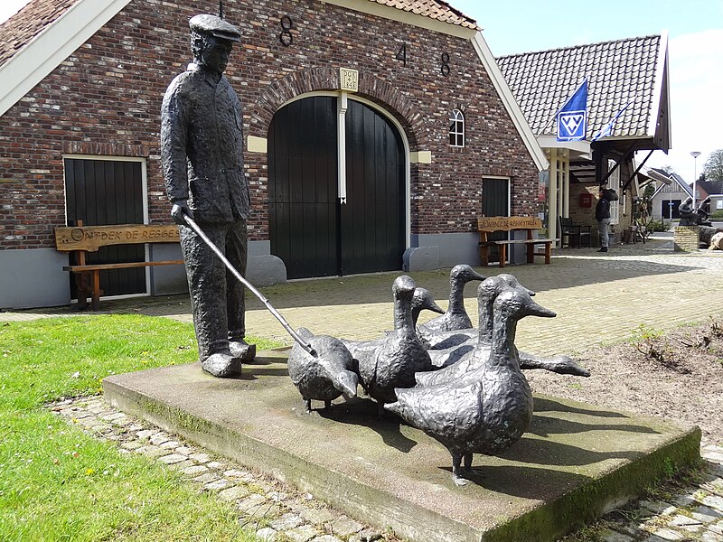 File:Enter - Beeld 'Gaanzendriewer' van Piet Brouwer voor Klompenmuseum 't Schöpke.jpg