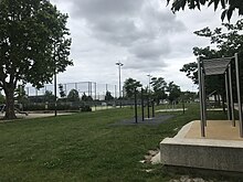 Espace de sport constituée de terrains de basket , de foot et d'une air de jeux pour tous les âges permettant aux habitants de faire du sport ou se divertir .