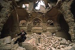 Le violoncelliste Vedran Smailovic, jouant au milieu des ruines de la Bibliothèque nationale de Sarajevo partiellement détruite en 1992, lors du siège de la ville durant la guerre de Bosnie.