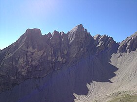 Vista de la cara norte de las Aiguilles de Pelens con, de izquierda a derecha, La Pelonnière (2397 m), luego la Grande Aiguille de Pelens (2523 m).