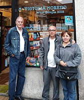 De esquerda a dereita: Ferriol (marido de MVM), Tito Seixas (libreiro amigo) e Begoña Llácer (filla).