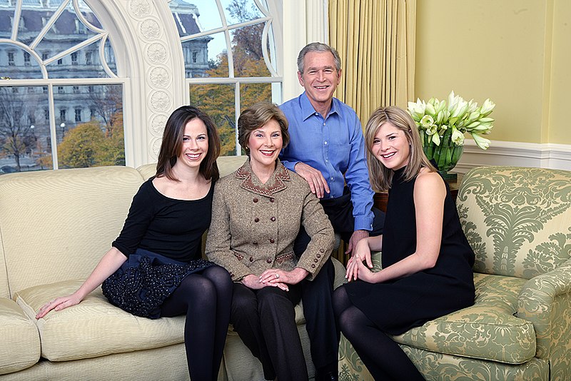 File:Family Portrait of President George W. Bush, Mrs. Laura Bush and Their Daughters, Barbara and Jenna in the Private Residence of the White House.jpg