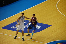 Kapitän Felipe Reyes (links) im Duell mit CJ Wallace vom FC Barcelona (2012).