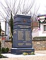 Le monument aux morts devant la mairie.