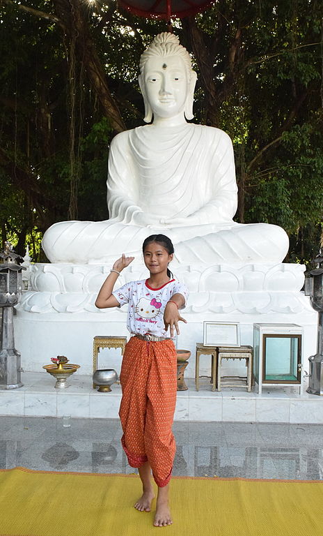 https://upload.wikimedia.org/wikipedia/commons/thumb/d/de/Folk_dance_at_Wat_Khung_Taphao_01.jpg/464px-Folk_dance_at_Wat_Khung_Taphao_01.jpg