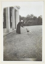 Thumbnail for File:Fotografi av Wilhelmina von Hallwyl matandes påfågel på Hildesborg - Hallwylska museet - 106655.tif