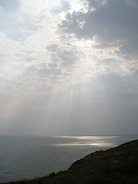 Die eerste oggendsonstrale breek deur oor die Mull of Galloway, Skotland