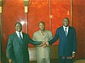 O general de mãos dadas com Guillaume Soro e Laurent Gbagbo