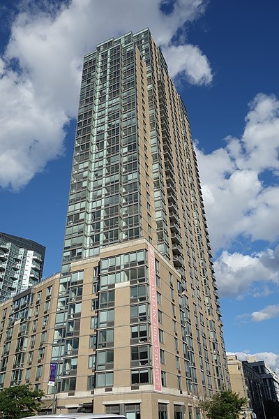 File:Gantry Plaza td (2019-09-24) 003 - Avalon Riverview North.jpg