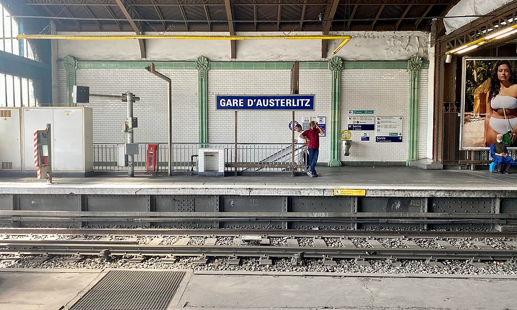 File:Détail ancien panneau publicitaire station Gare d'Austerlitz ligne 5  mars 2023 02.jpg - Wikimedia Commons