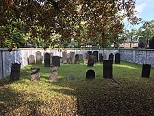 Grafstenen op de begraafplaats.