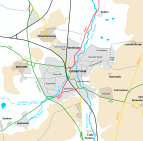 Grantham and surrounding settlements, roads, railways and watercourses. The urban area is in grey; areas over 100m in elevation are shaded beige.