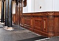 Het voormalige doophek dat nu als lambrisering tegen de muur onder het orgel staat. Ook op het doophek zijn decoraties te zien in de vorm van tabaksbladeren.