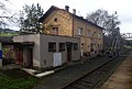 Čeština: Hýskov, okres Beroun. Nádraží Hýskov, Nádražní čp. 154, z vlaku. English: Hýskov, Beroun District, Central Bohemian Region, Czech Republic. Train station Hýskov, seen from the Křivoklát Expres. Camera location 49° 59′ 19.7″ N, 14° 02′ 42.1″ E    View all coordinates using: OpenStreetMap