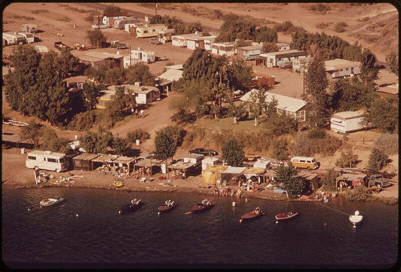 File:HAVASU LAKE IS FED BY THE COLORADO RIVER AND IS IMPOUNDED BY PARKER DAM. THE LAKE COVERS 25,000 ACRES IN ARIZONA AND... - NARA - 548917.jpg