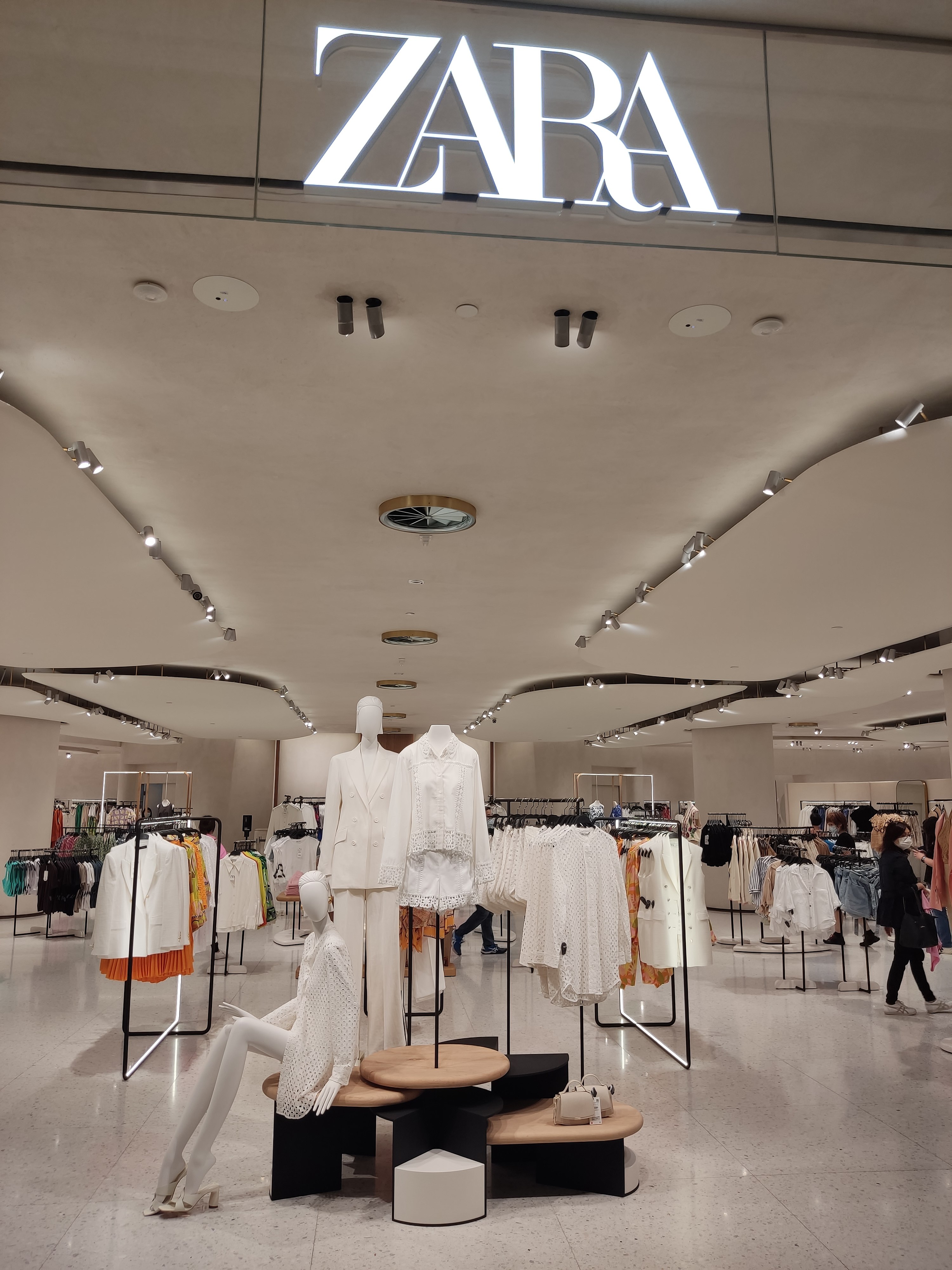 File:HK CH 中環 Central 國際金融中心商場 IFC mall shop ZARA Clothing store April 2022  Px3 01.jpg - Wikimedia Commons