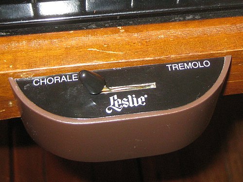 Una nota tocada amb un orgue Hammond, mentre que el music va canviant gradualment de «chorale» a «tremolo» i viceversa en un altaveu Leslie