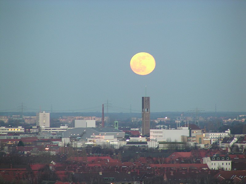 File:Hamburg Wandsbek Moonrise - panoramio.jpg