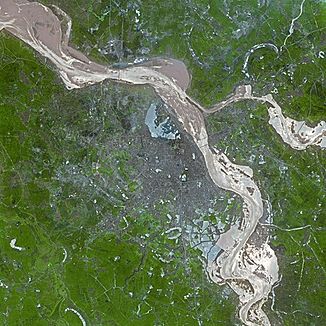 Carrera del río rojo a través de Hanoi