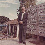 Harry Borochow em Ascalão ao lado de uma placa datada de 18 de dezembro de 1959 sobre a contribuição dos judeus sul-africanos para o estabelecimento do novo Ascalão, novembro de 1964