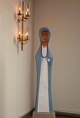 Maria i ljusblå mantel med en lilja.