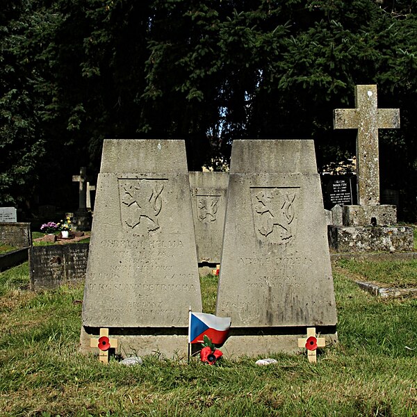 File:Helma Petrucha Dolejš Salisbury DevizesRd CWGC.jpg