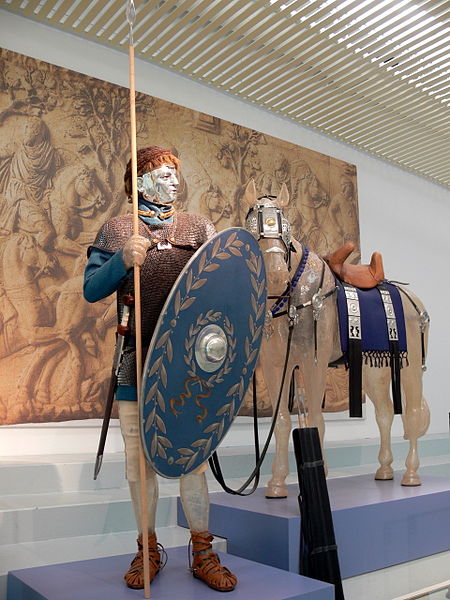 File:Het Valkhof - Reiter mit Pferd.jpg