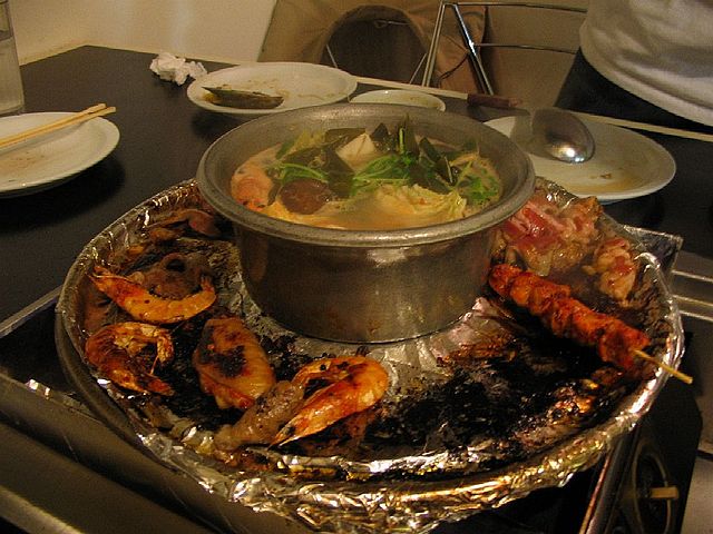 https://upload.wikimedia.org/wikipedia/commons/thumb/d/de/Hotpot_with_grill.jpg/640px-Hotpot_with_grill.jpg