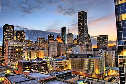 Północna sekcja Downtown Houston nocą, z budynkami z różnych nurtów architektonicznych