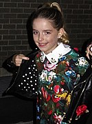 Mckenna Grace interprète Theodora enfant.