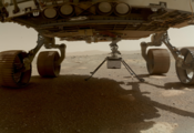 Rover s vrtuľníkom na Marse pred posledným krokom sekvencie – odhodením na povrch (1. apríl 2021)